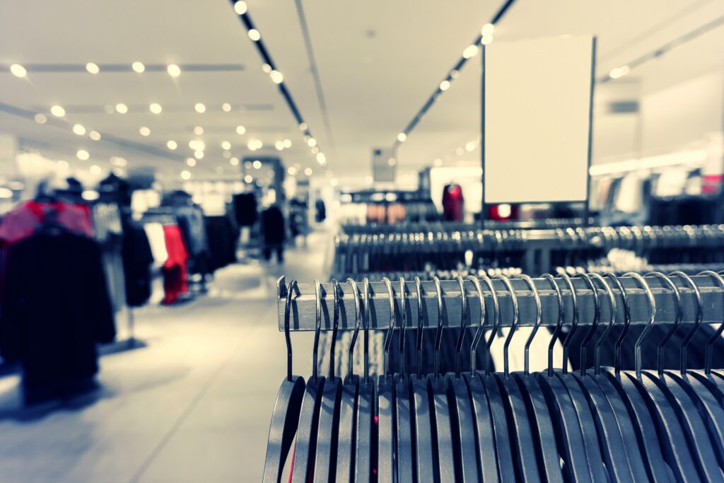Fokuserad bild på klädgalgar i en butik, där en av rekryteringarna som görs är för butiksledning