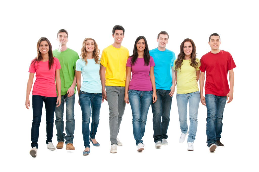 8 leende personer med färglada tröjor